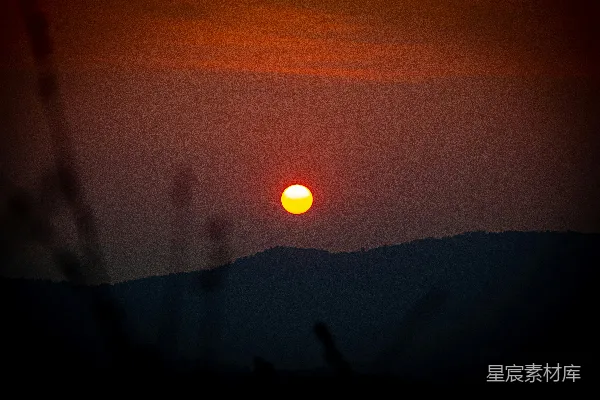 高清摄影 夕阳西下，山峦连绵。