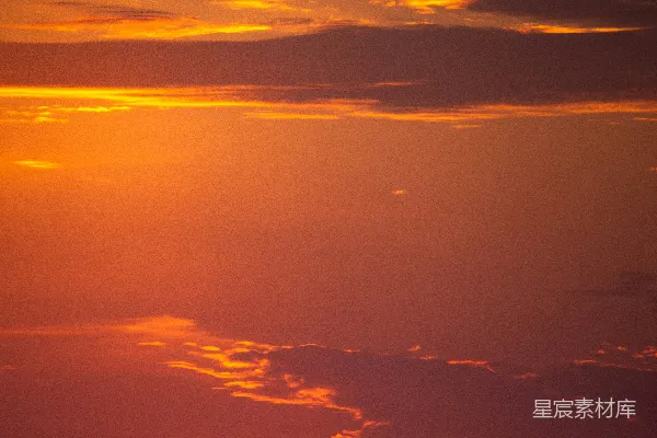 高清摄影 夕阳正落于海平线上