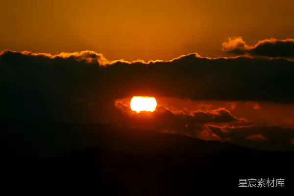 高清摄影 夕阳照耀着山峦