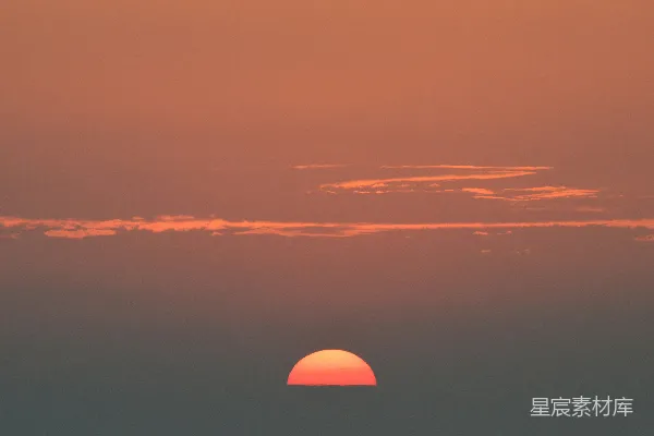 高清摄影 夕阳映照在广阔的水面上