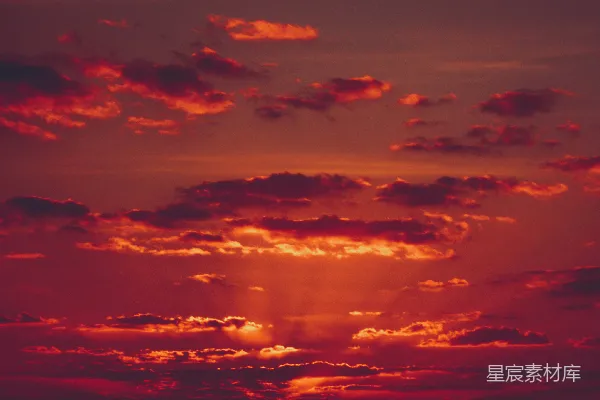 高清摄影 夕阳正缓缓落向水面上方的地平线。