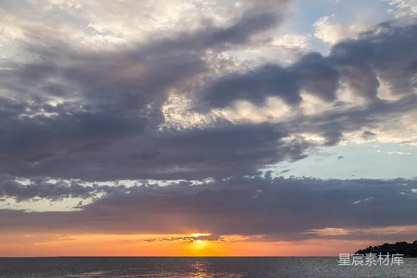 高清摄影 夕阳映照在水面上