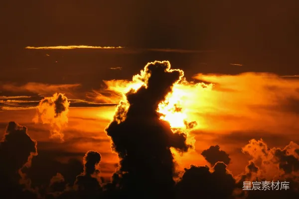 高清摄影 太阳透过云层照耀着天空