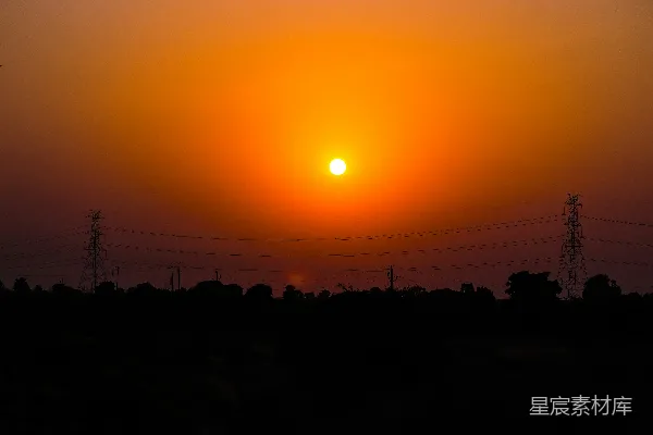 高清摄影 夕阳西下，田野上空悬挂着电线。