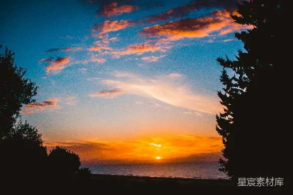 高清摄影 夕阳正映照在水面上。
