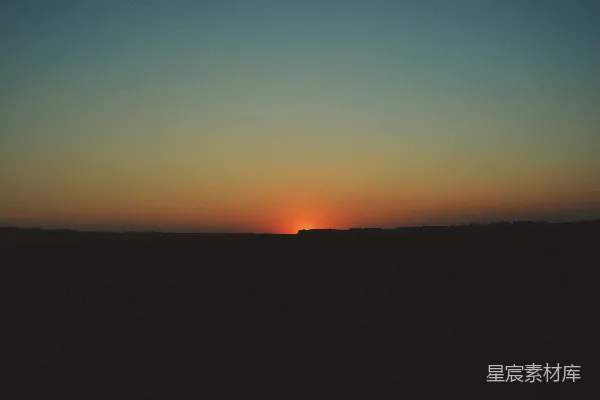 高清摄影 夕阳正挂在田野的天际。