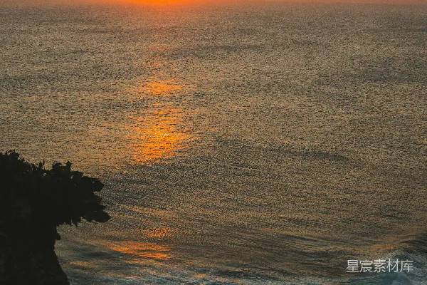 高清摄影 海浪拍打着岩石，夕阳西下。