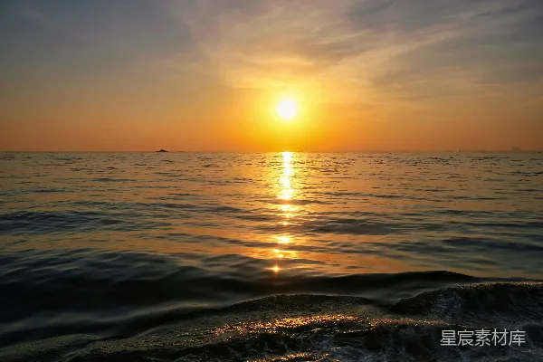 高清摄影 夕阳正照在海面上。