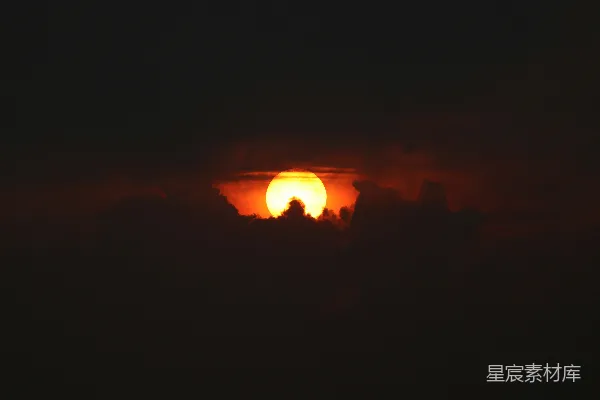 高清摄影 夕阳在黑暗的天空中落下