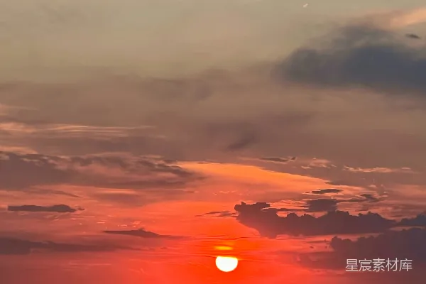 高清摄影 夕阳正在水面上的天空落下。