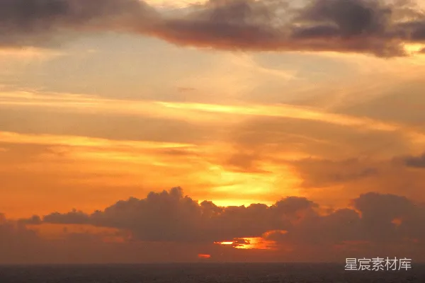 高清摄影 一片广阔的水域，背景中是夕阳的景色。