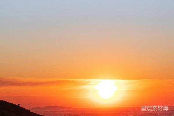 高清摄影 夕阳正在山丘上落下。