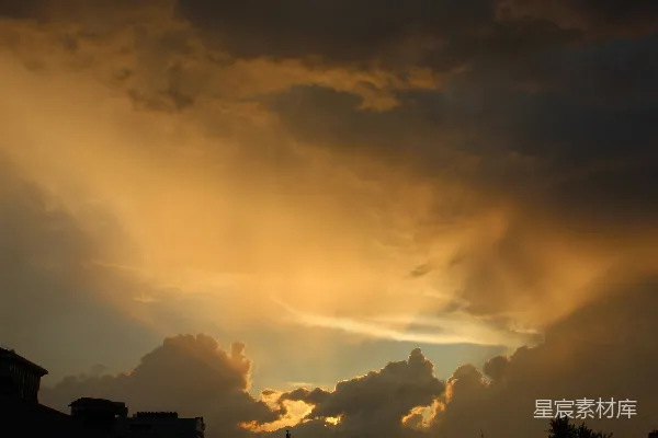 高清摄影 夕阳西下，云彩缭绕