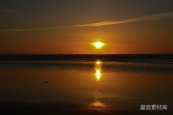 高清摄影 夕阳正映在海面上。