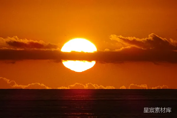 高清摄影 夕阳西下，海面波光粼粼