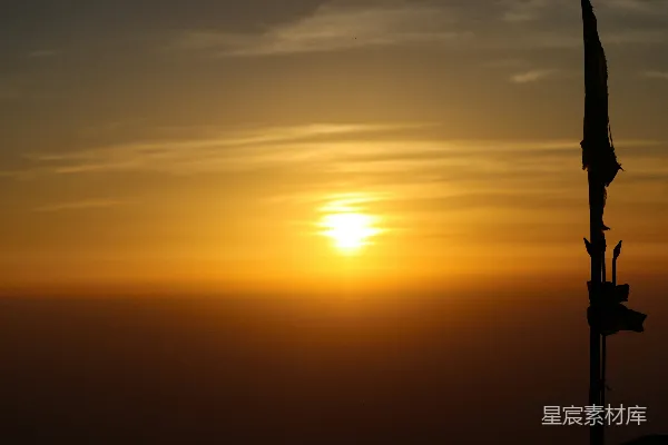高清摄影 太阳正笼罩在雾蒙蒙的天空地平线上缓缓落下。
