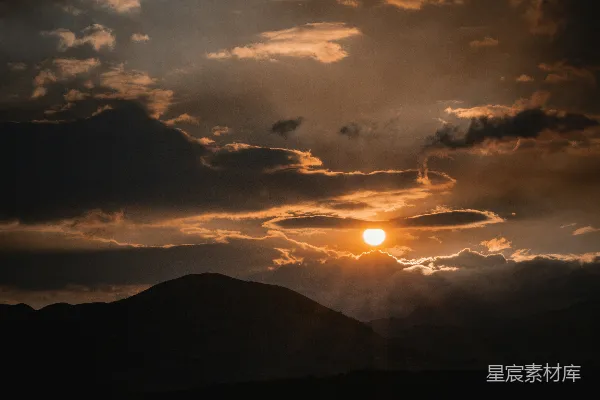 高清摄影 夕阳下的山影