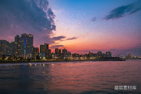高清摄影 城市轮廓在五彩缤纷、宁静的夕阳下剪影。