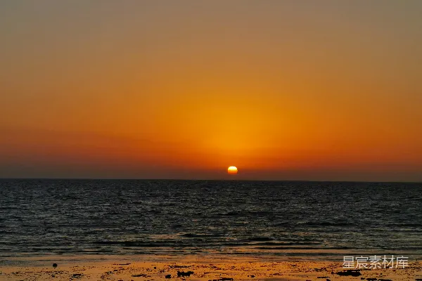高清摄影 海浪在日落时拍打着海岸。