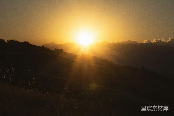 高清摄影 夕阳西下，山峦笼罩在余晖中