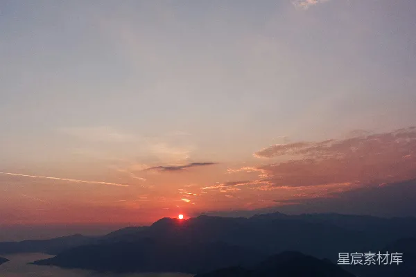高清摄影 日落时分，山脉上空的太阳正在落下。