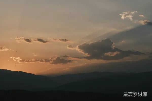 高清摄影 夕阳正笼罩着连绵的山脉。
