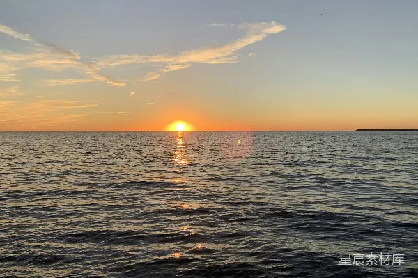 高清摄影 太阳正落向大海，远处有一座小岛。