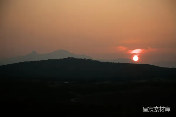 高清摄影 夕阳正在山峦上落下