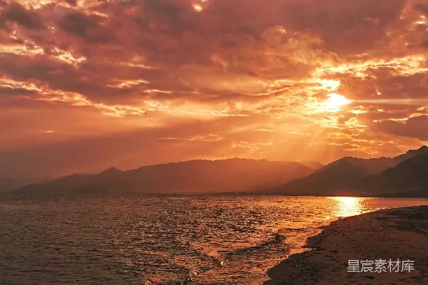 高清摄影 夕阳正在沙滩上的水面上落下。