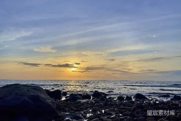 高清摄影 夕阳西下时海边的黑色岩石