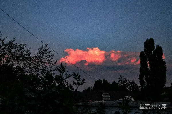 高清摄影 夕阳从云层后方落下。