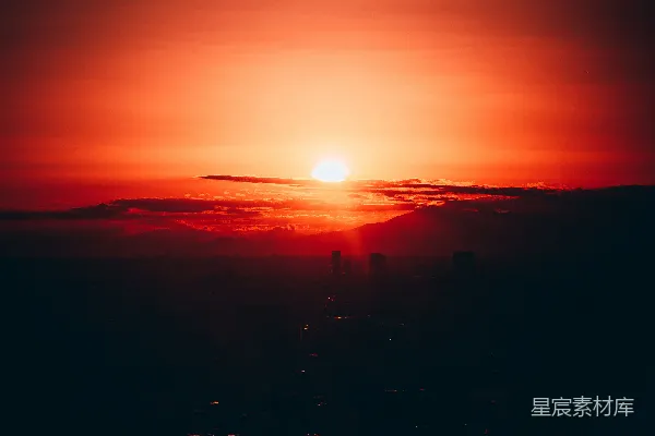 高清摄影 夕阳正在天空中照耀着一座城市的景象