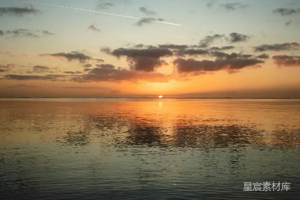 高清摄影 夕阳映照平静的海洋