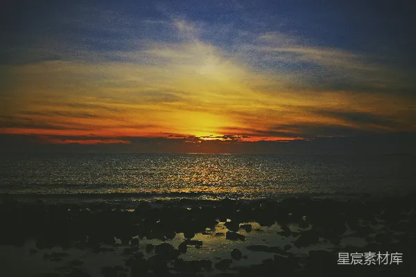 高清摄影 在多云的天气里，太阳正缓缓落向海洋。