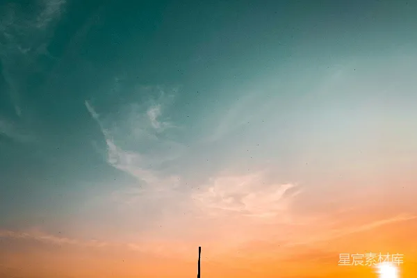 高清摄影 夕阳西下时，蓝天下建筑物的剪影