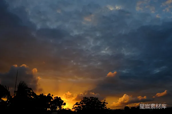 高清摄影 夕阳在云层之后落下。