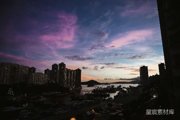 高清摄影 城市天际线在紫色和橙色的天空下