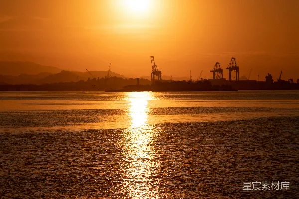 高清摄影 夕阳下海滩上的人影