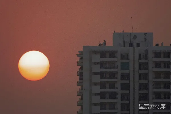 高清摄影 太阳正在一幢高楼上落下。