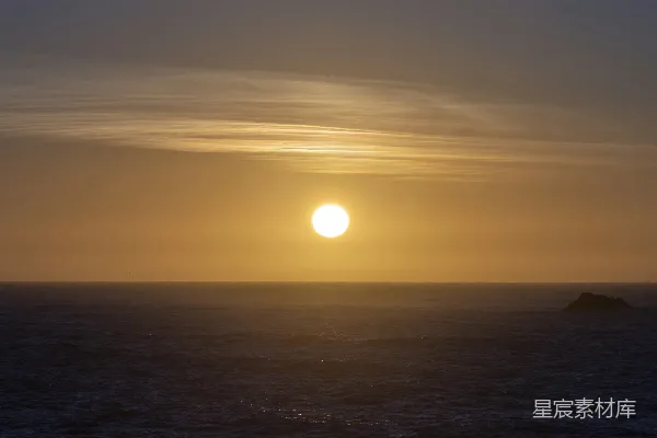 高清摄影 夕阳笼罩在广阔水面上