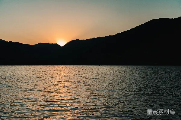 高清摄影 水边夕阳下的山的剪影