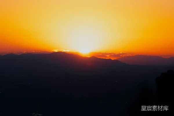 高清摄影 夕阳映照在山脉之上
