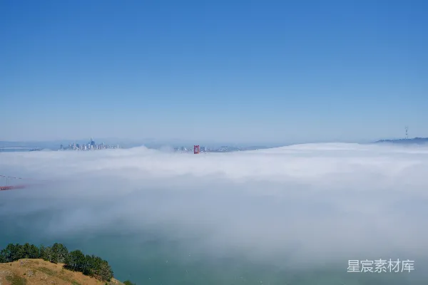 高清摄影 一片被云层环绕的水域