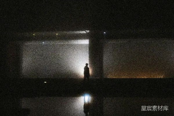 高清摄影 一个站在黑暗中靠近水体旁边的人