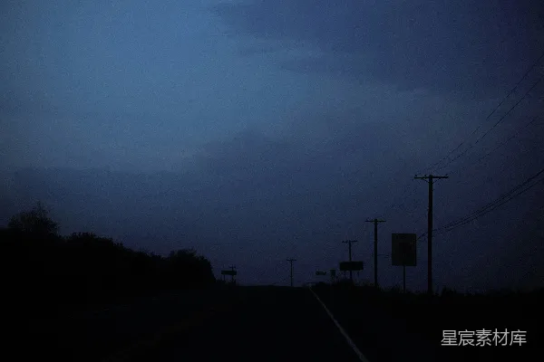 高清摄影 一架飞机在夜晚的天空中飞行