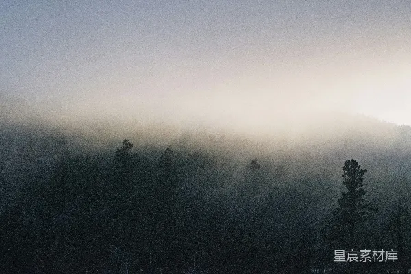 高清摄影 被雾笼罩的山