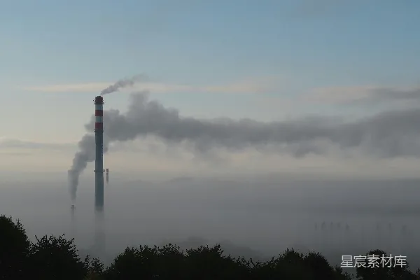 高清摄影 烟雾在雾蒙蒙的天空中从烟囱中滚滚而出