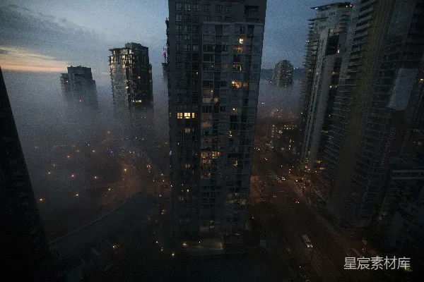 高清摄影 一个雾蒙蒙的夜晚，城市中高楼林立
