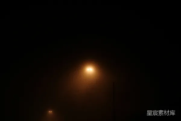 高清摄影 一个雾蒙蒙的夜晚，远处有一盏路灯。