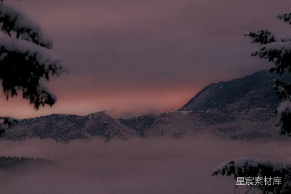 高清摄影 白天覆盖着雪的山